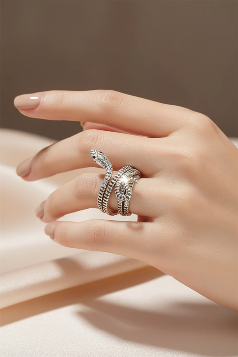 Bague serpent portée